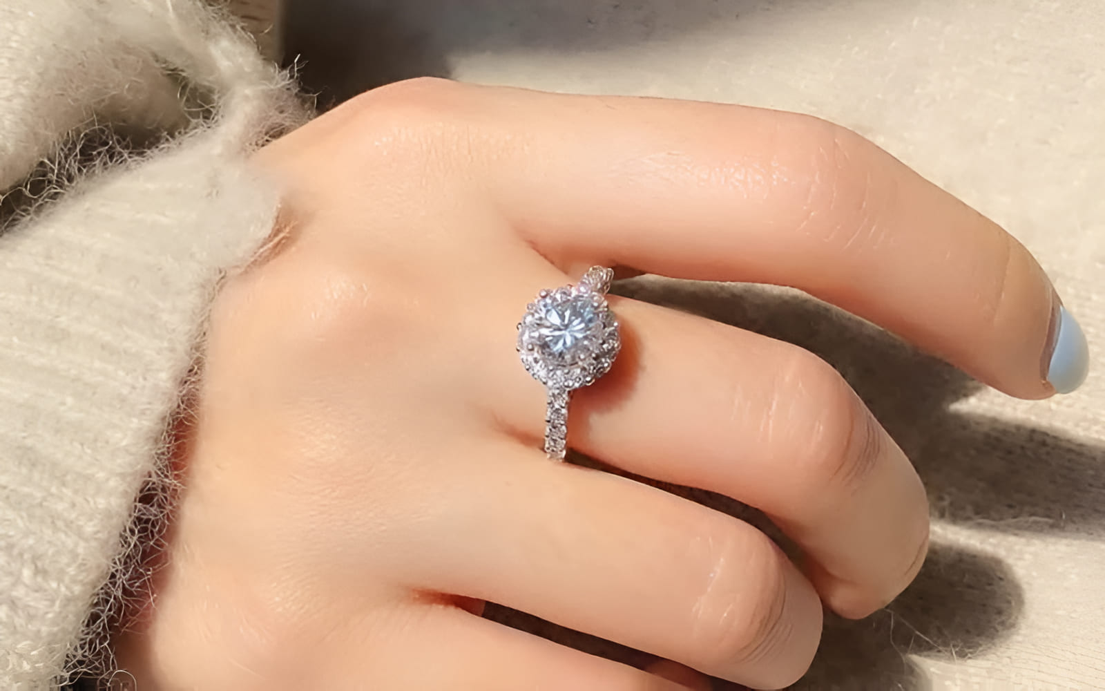 Đeo nhẫn kim cương sau khi dùng mỹ phẩm để giữ độ sáng bóng.