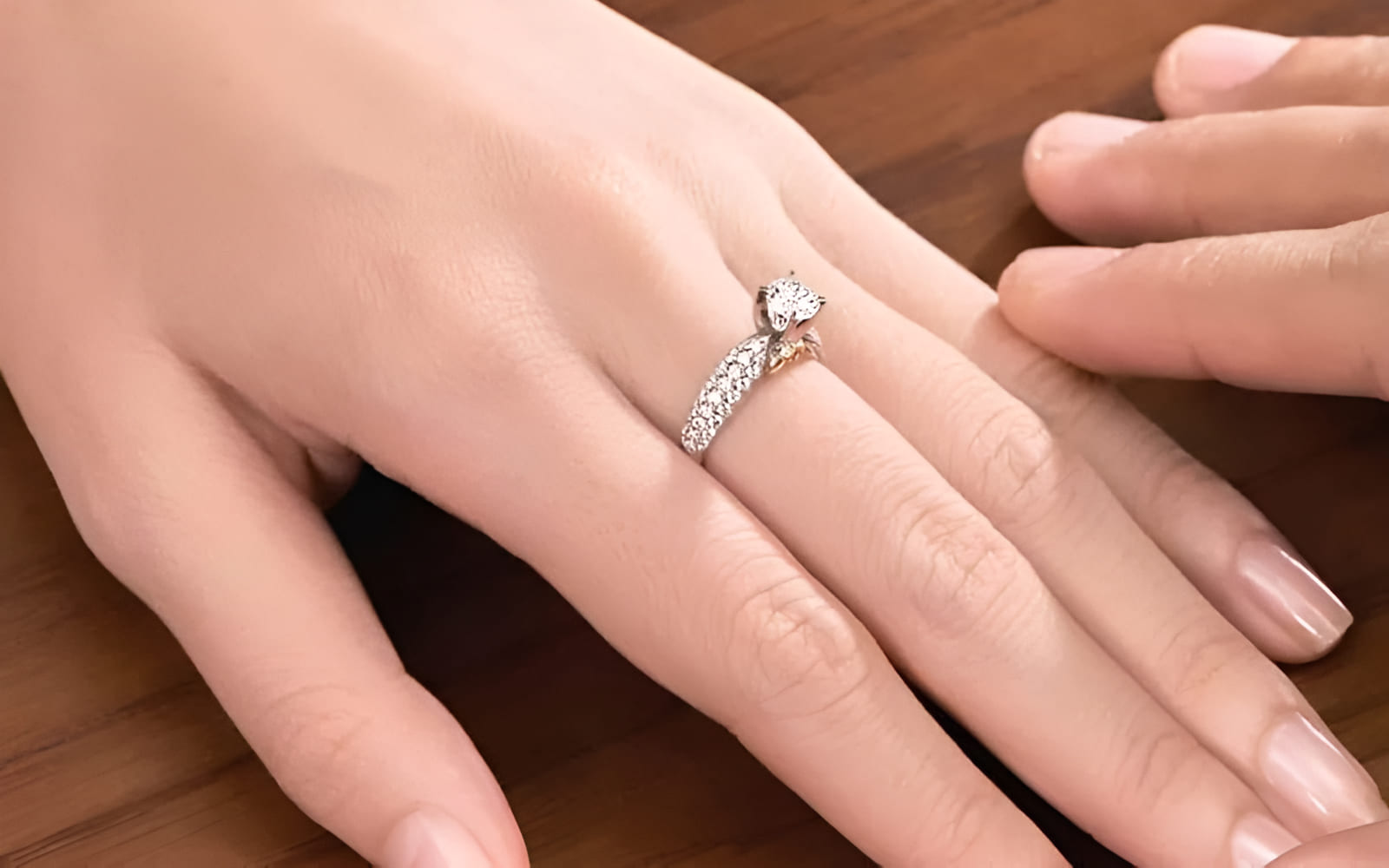 Cân nhắc bảo hiểm trang sức để bảo vệ nhẫn kim cương giá trị cao.