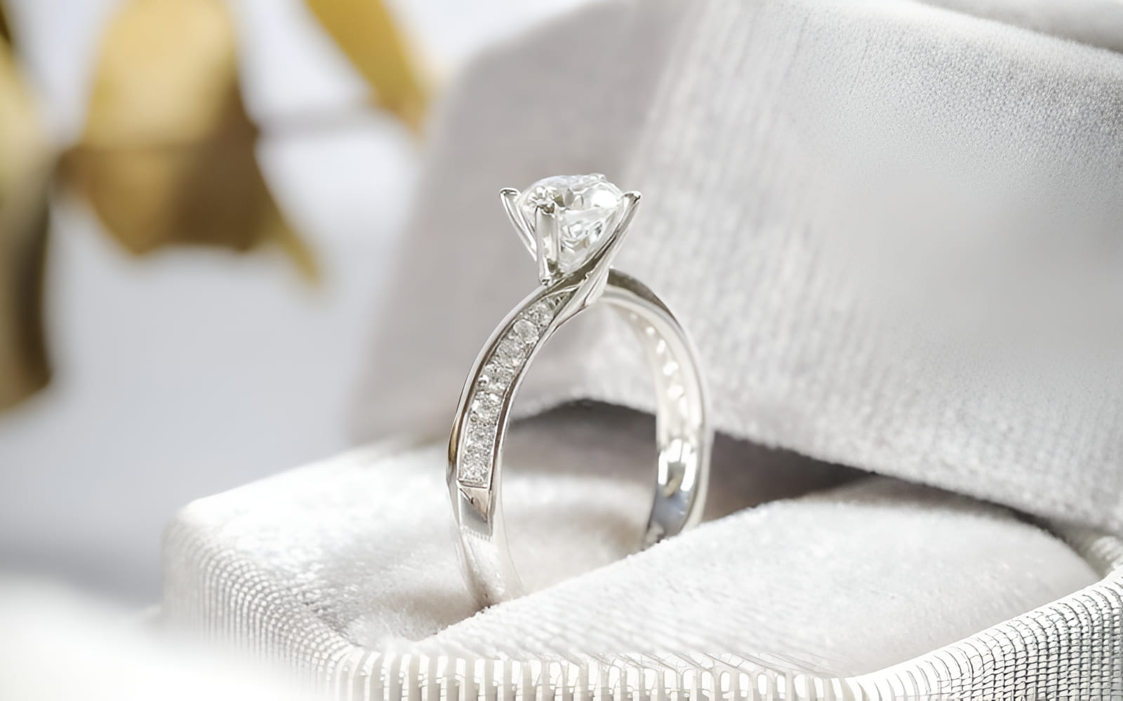 Tự kiểm tra chấu nhẫn thường xuyên giúp bảo vệ viên kim cương quý giá.