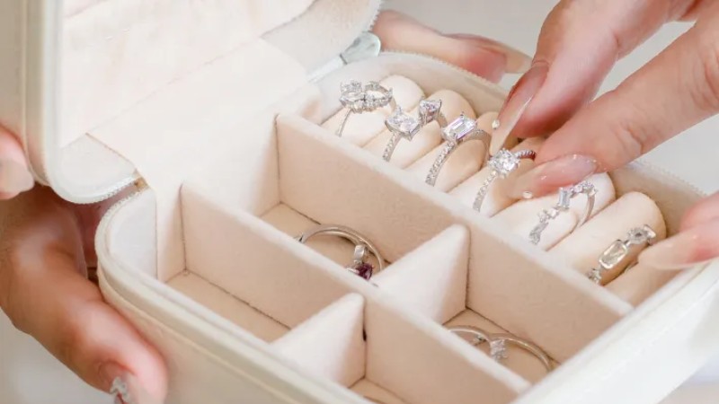 Bảo quản nhẫn trong hộp đựng trang sức chuyên dụng có chia nhiều ngăn bọc nhung