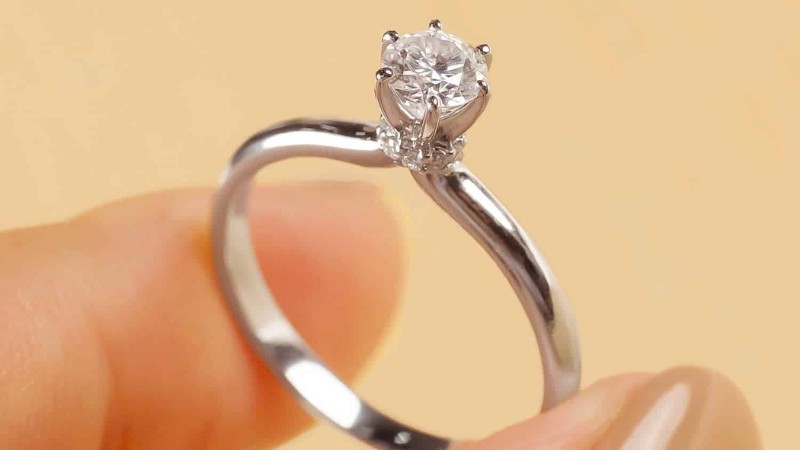 Mang nhẫn đi kiểm tra định kỳ ổ chấu giữ kim cương