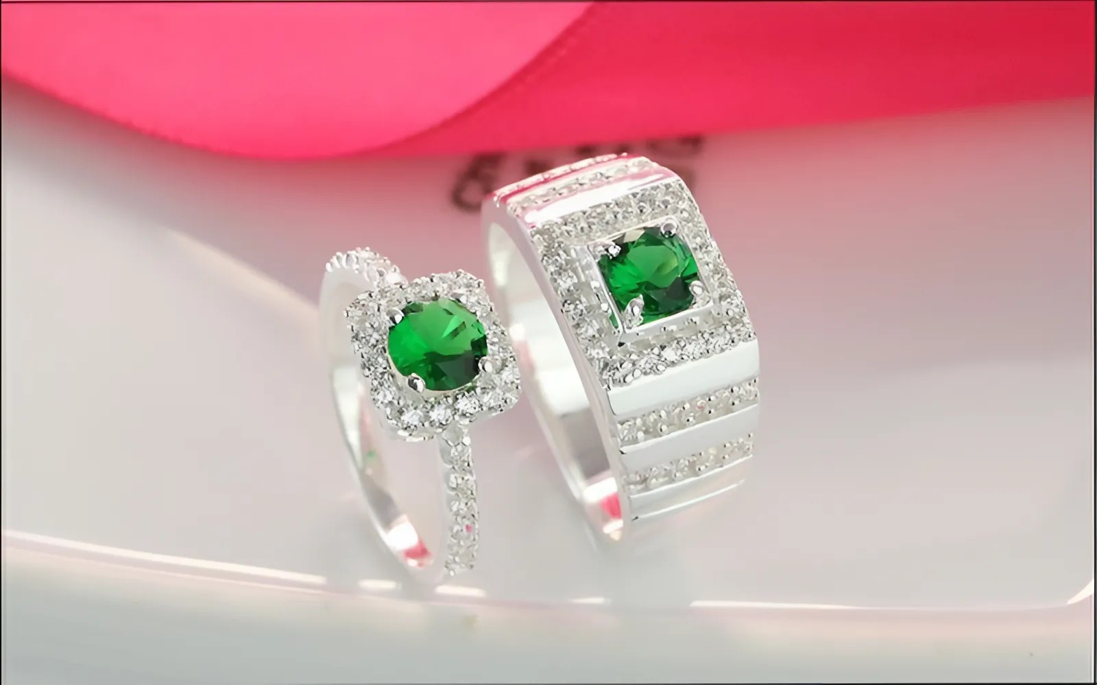 Mệnh Hỏa cần cân nhắc khi chọn nhẫn bạc, bạch kim do Hỏa khắc Kim.