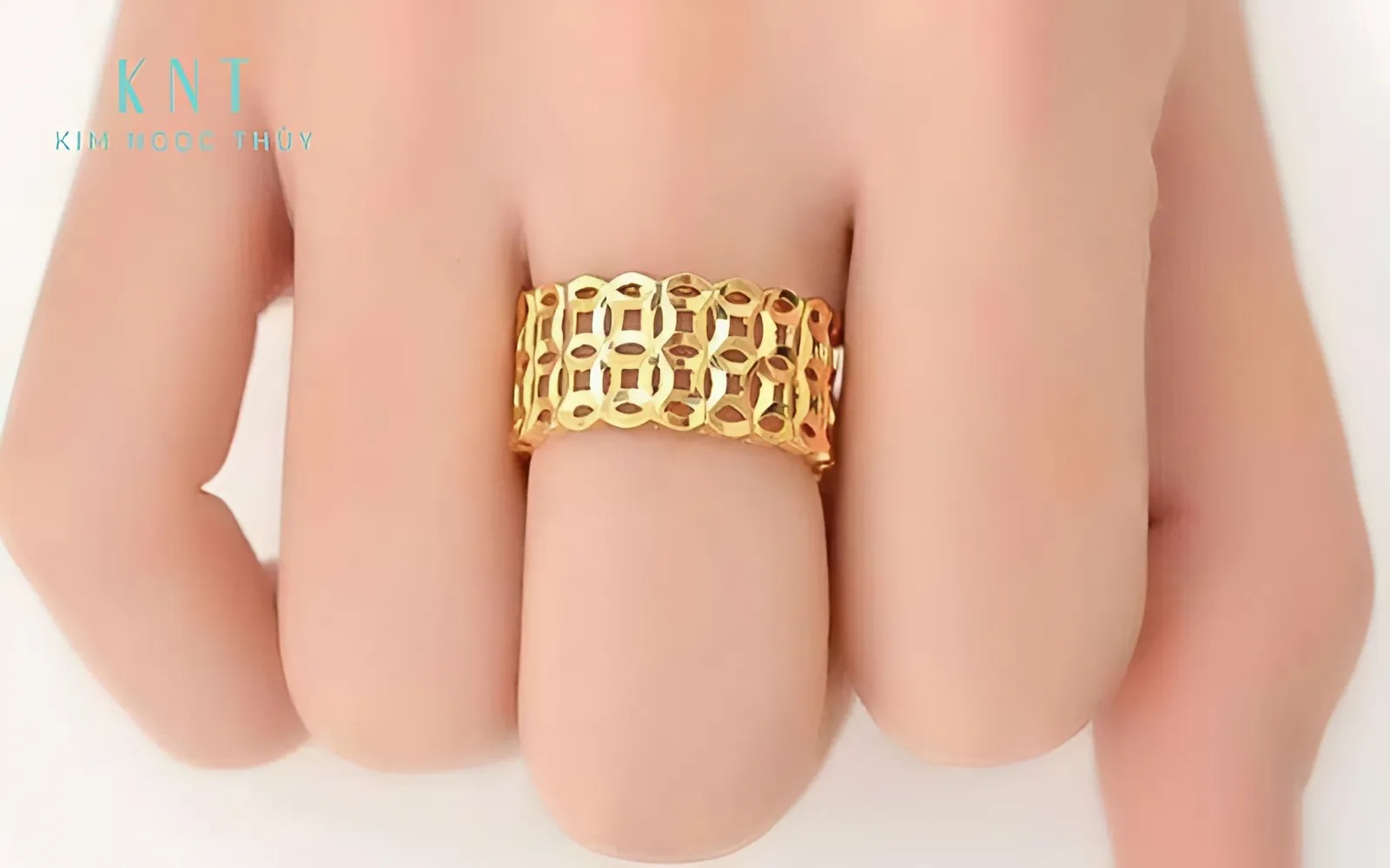 Có thể chọn nhẫn kim tiền vàng 18k hay 24k tùy thuộc vào nhu cầu và sở thích cá nhân
