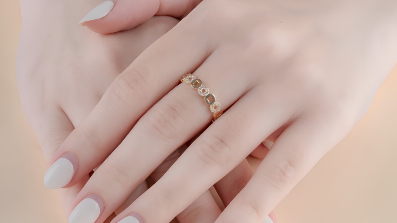 Đeo nhẫn kim tiền ngón giữa phù hợp với người muốn giữ tài lộc