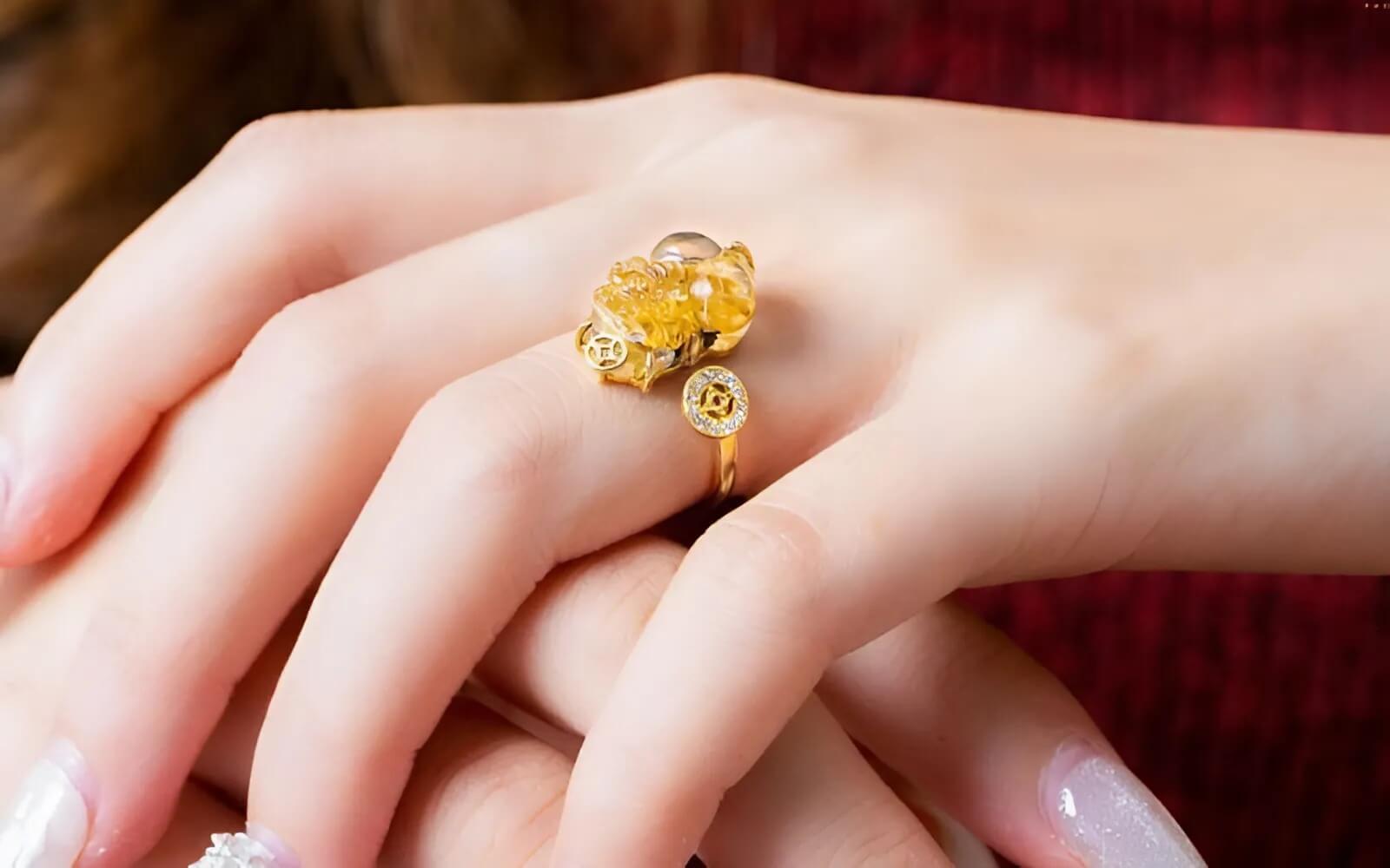 Ngón áp út thuộc Hành Kim, tương khắc với Mộc, gây ra sự áp chế, cản trở sự phát triển và vận khí của bạn