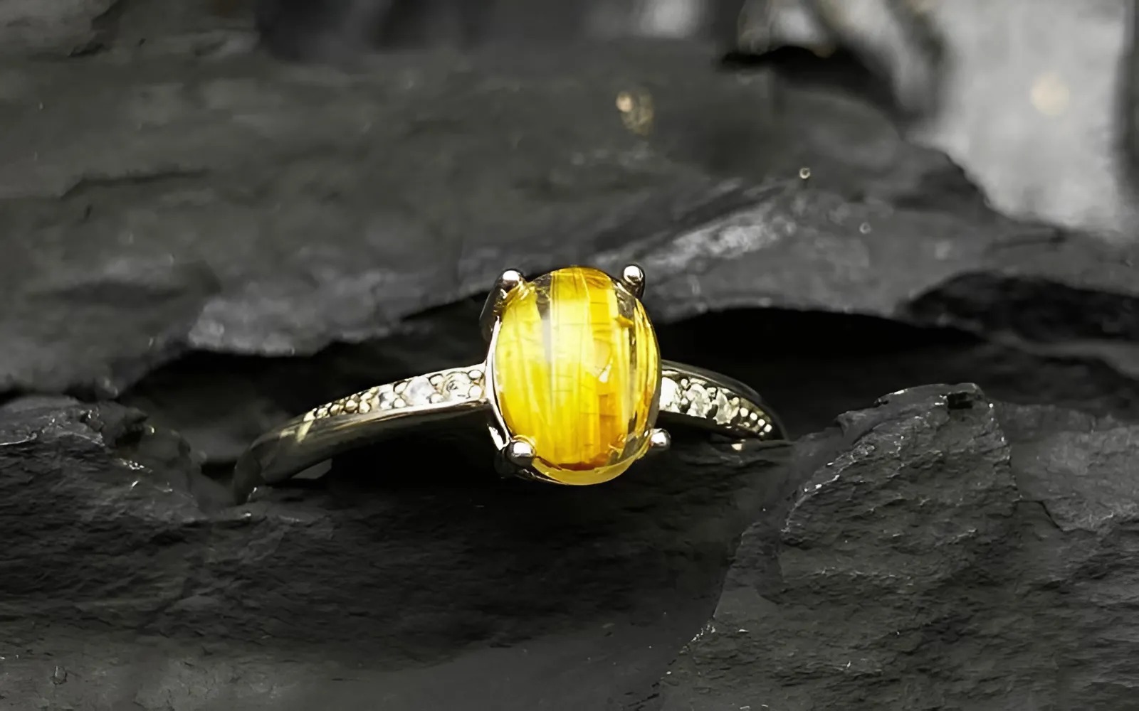 Tìm hiểu bản mệnh Thổ để chọn nhẫn phong thủy phù hợp.