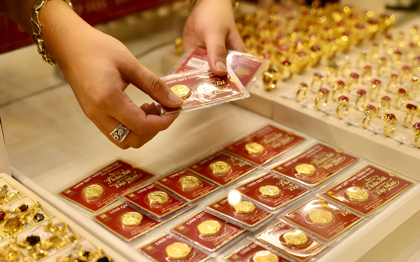 Từ xa xưa, vàng đã được xem là biểu tượng của sự giàu sang, phú quý và giá trị vĩnh cửu trong tâm thức người Việt