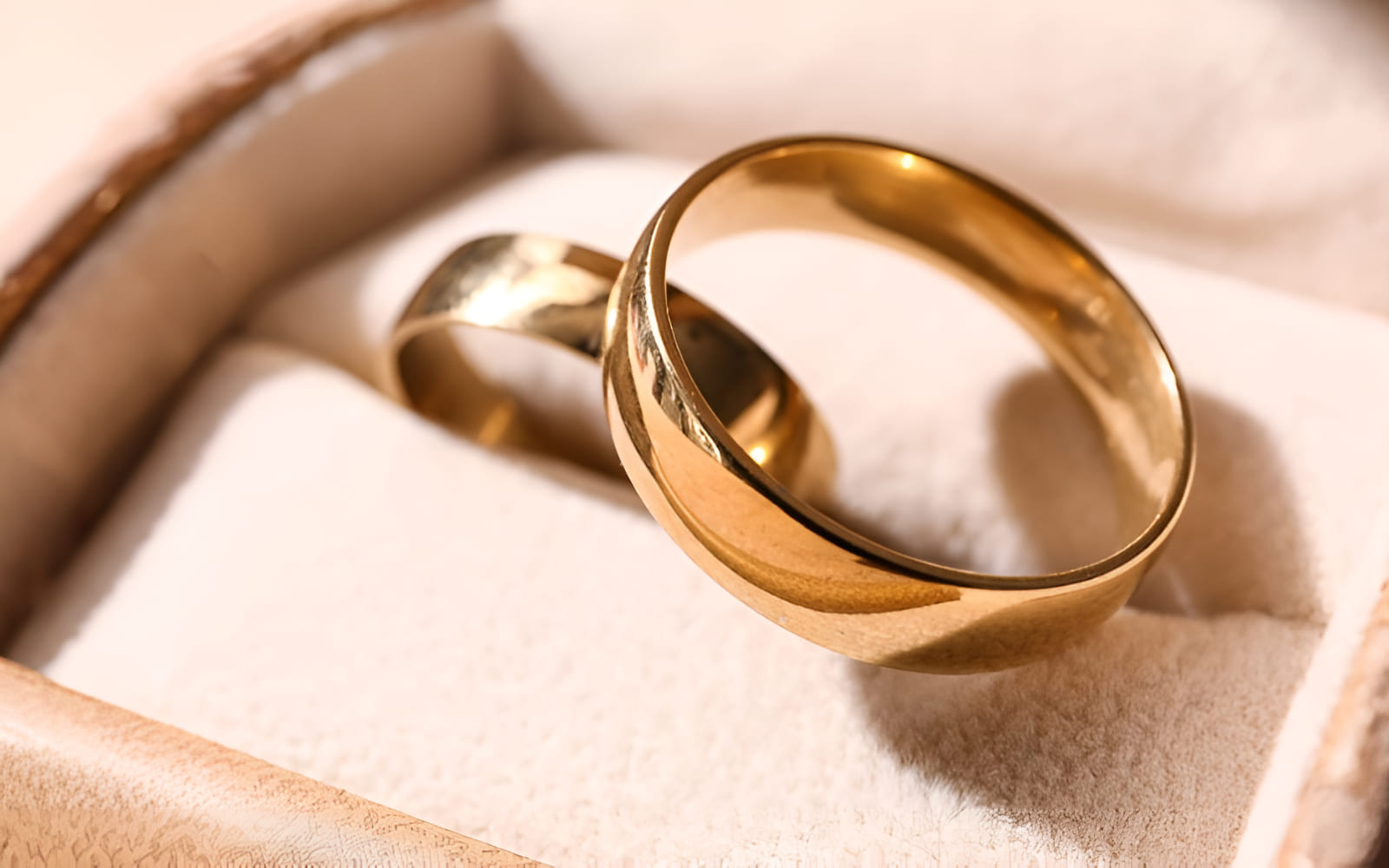 Để đảm bảo chất lượng và trọng lượng, bạn nên ưu tiên chọn nhẫn trơn ép vỉ của các thương hiệu vàng uy tín