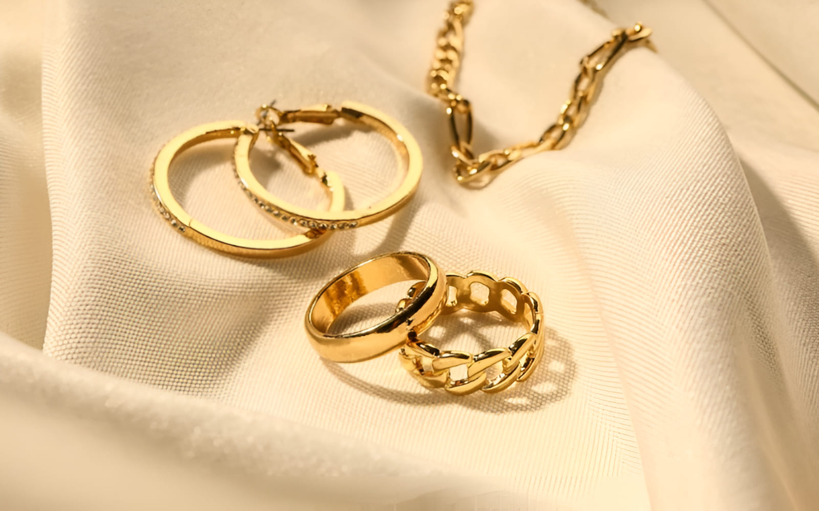 Việc lựa chọn giữa vàng tây (vàng 18K, 14K) và vàng ta (vàng 9999) phụ thuộc vào mục đích chính của bạn