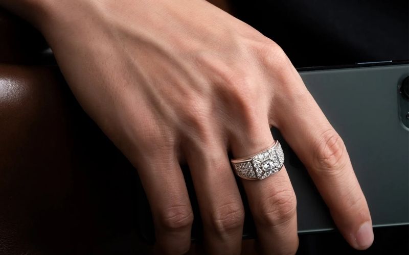 Vị trí ngón giữa liên kết với sự vững vàng, đáng tin cậy