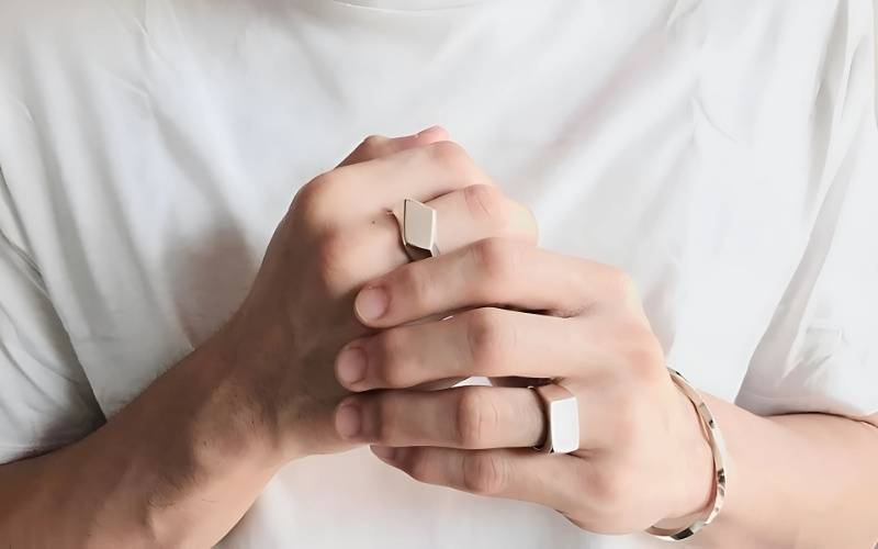 Linh hoạt phối nhẫn ngón giữa tay phải với đa dạng phong cách nam