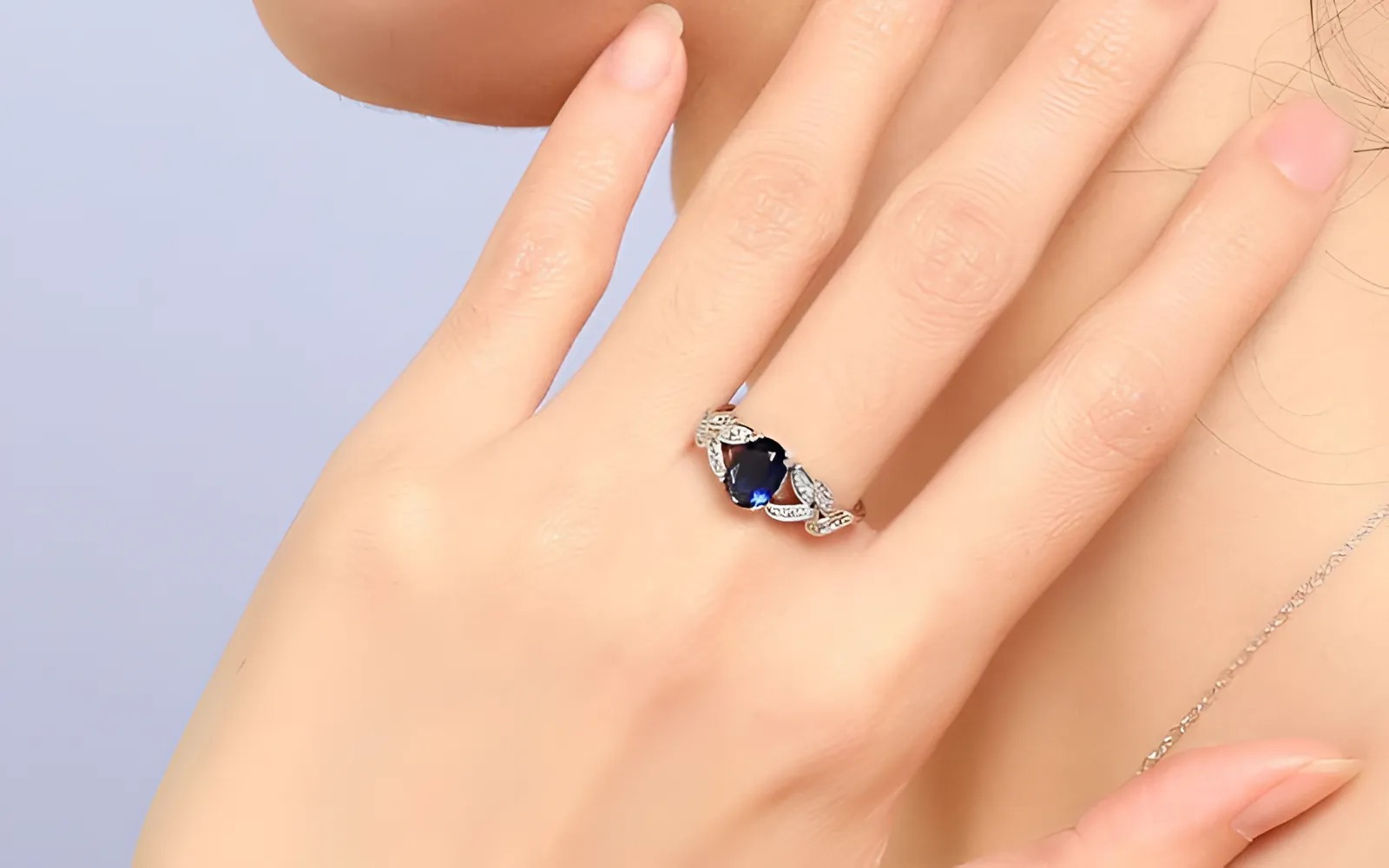 Phụ nữ đeo nhẫn ngón giữa: Thể hiện tự tin, bản lĩnh và phong cách riêng.