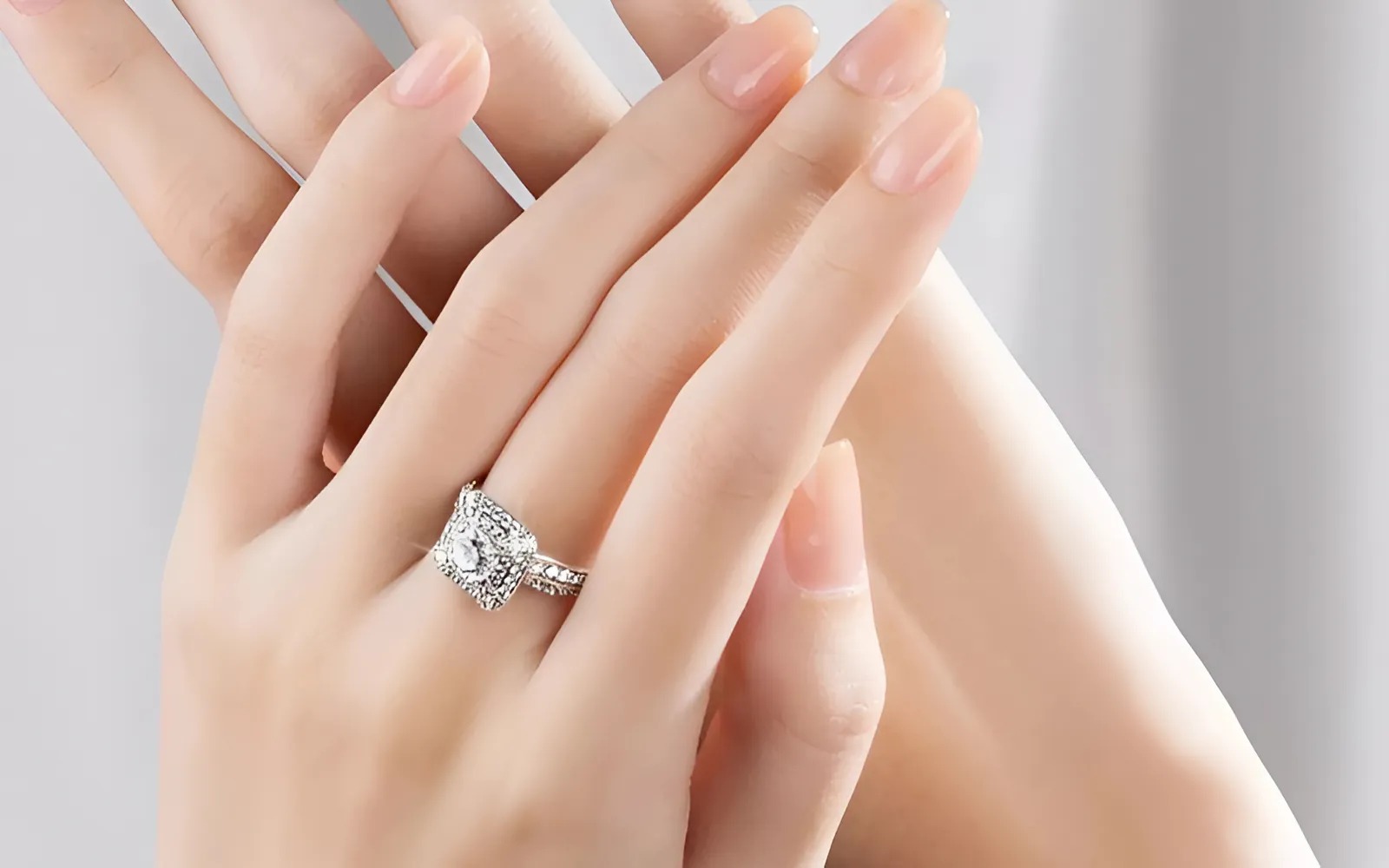 Đeo nhiều nhẫn ngón giữa: Thể hiện sở thích và phong cách riêng.