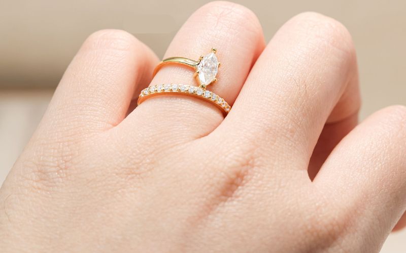 Đường nét uyển chuyển của nhẫn Bypass mang ý nghĩa về sự giao thoa