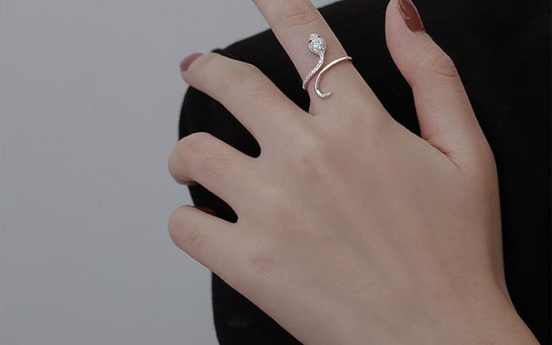 Tránh để nhẫn tiếp xúc trực tiếp với mỹ phẩm khi sử dụng