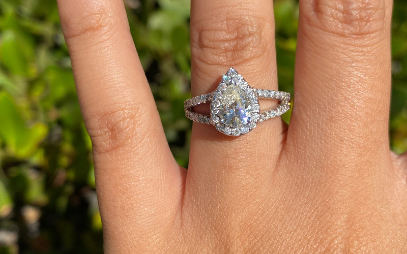 Vẻ đẹp tinh tế của nhẫn kim cương hình giọt lệ.