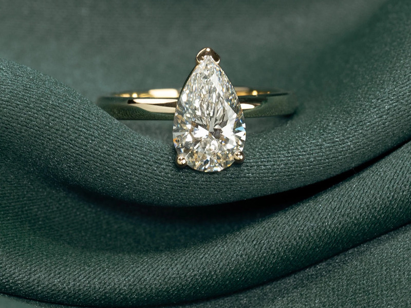 Nhẫn kim cương pear lộng lẫy với vòng halo đá tấm.