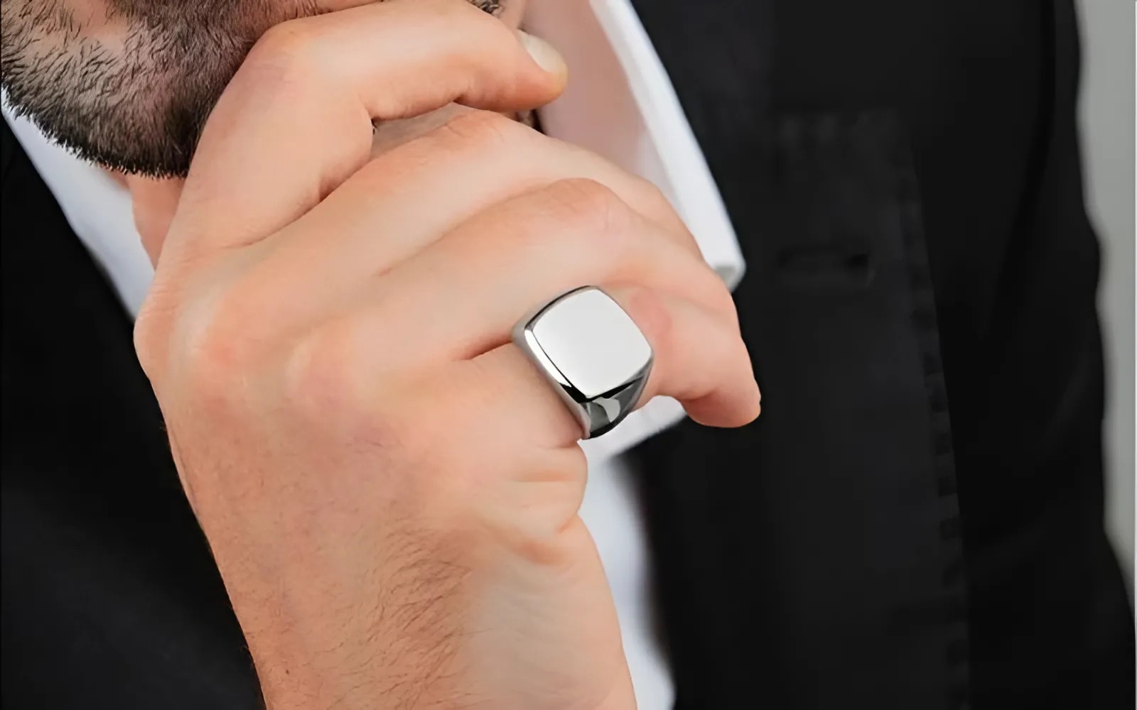 Đeo nhẫn ngón út giúp bạn thể hiện phong cách độc đáo, cá tính riêng.