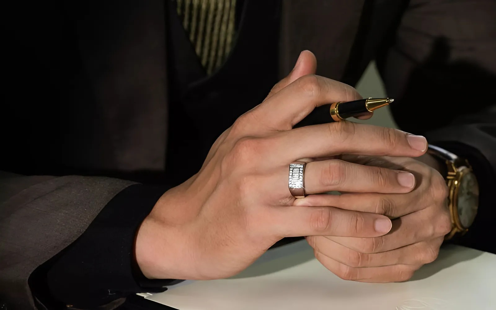 Đeo nhẫn tay không thuận giúp giảm thiểu va đập, bảo vệ nhẫn tốt hơn.