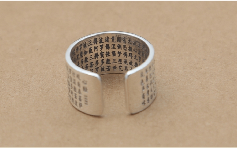 Chọn nhẫn khắc kinh Phật cần cân nhắc thẩm mỹ, chất lượng và ý nghĩa tâm linh.