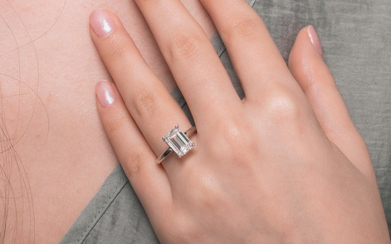 Vẻ đẹp thanh lịch, sang trọng của nhẫn kim cương Emerald.