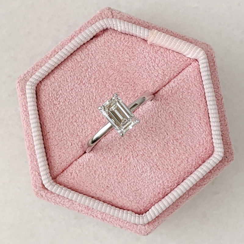 Bảo quản nhẫn kim cương Emerald đúng cách giữ vẻ đẹp dài lâu.