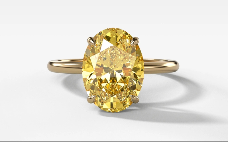 Viên kim cương hình oval với các giác cắt lấp lánh.