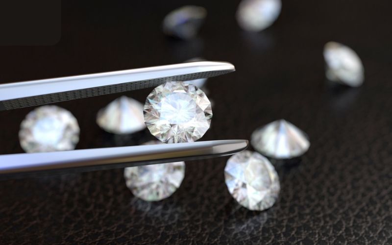 Vẻ đẹp sang trọng, cổ điển và không bao giờ lỗi mốt của giác cắt Round đảm bảo món trang sức sẽ luôn phù hợp