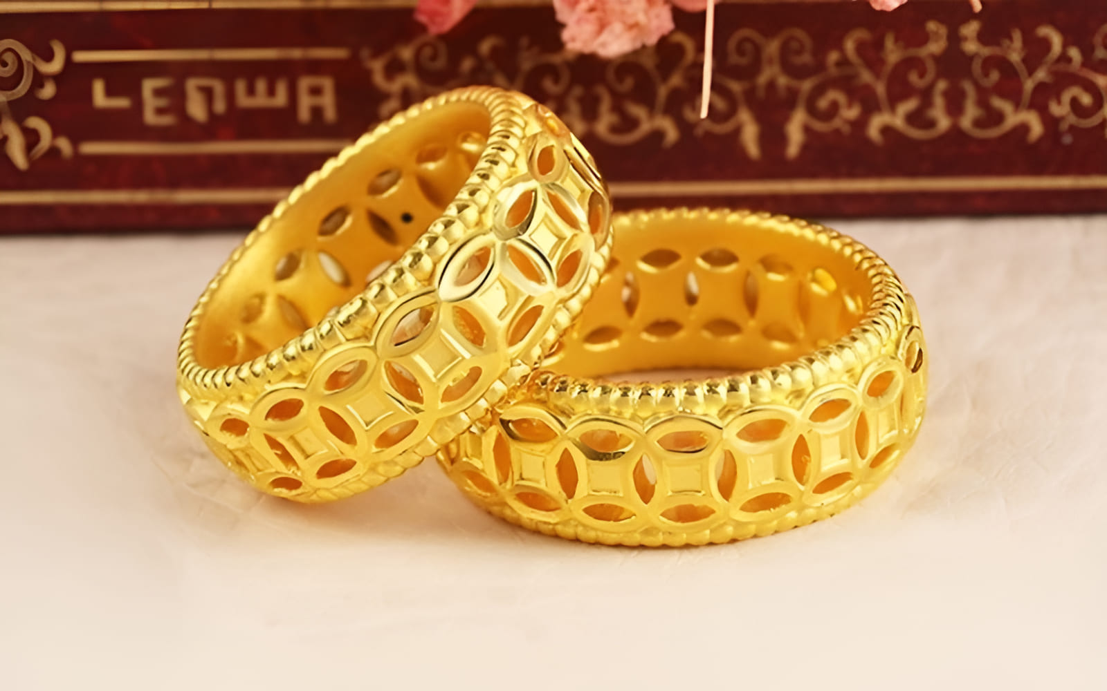 Nhẫn kim tiền có thiết kế đặc trưng với hình ảnh những đồng tiền xu cổ được xếp nối tiếp nhau một cách liền mạch