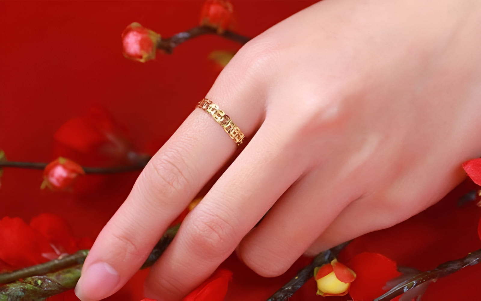 Đeo nhẫn kim tiền vào dịp tết như một cách đặt nền tảng vững chắc, cầu mong một năm mới tài chính hanh thông