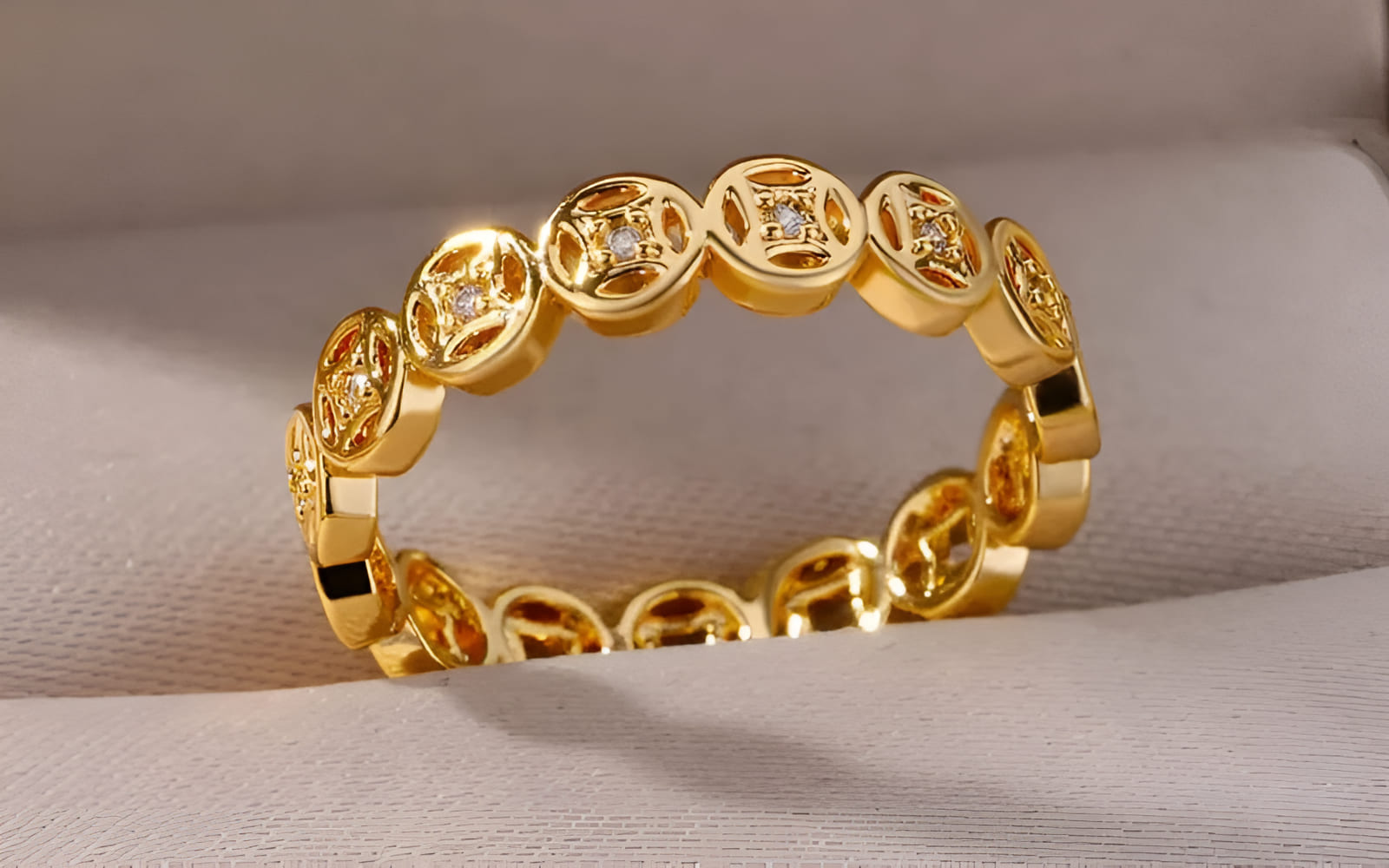 Đeo nhẫn kim tiền ở ngón này được tin là sẽ giúp 