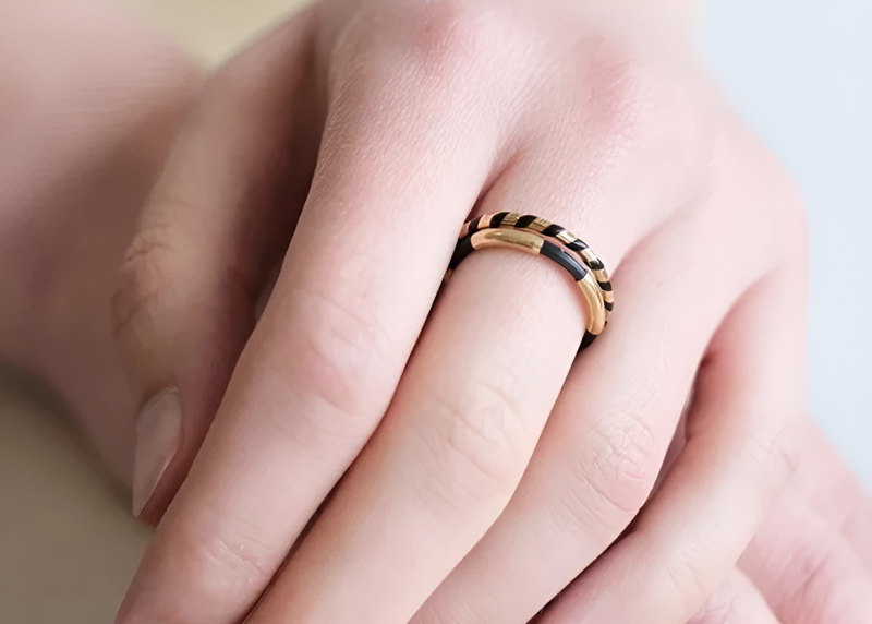 Nhẫn lông voi giúp phụ nữ đã kết hôn vun đắp tình cảm gia đình.