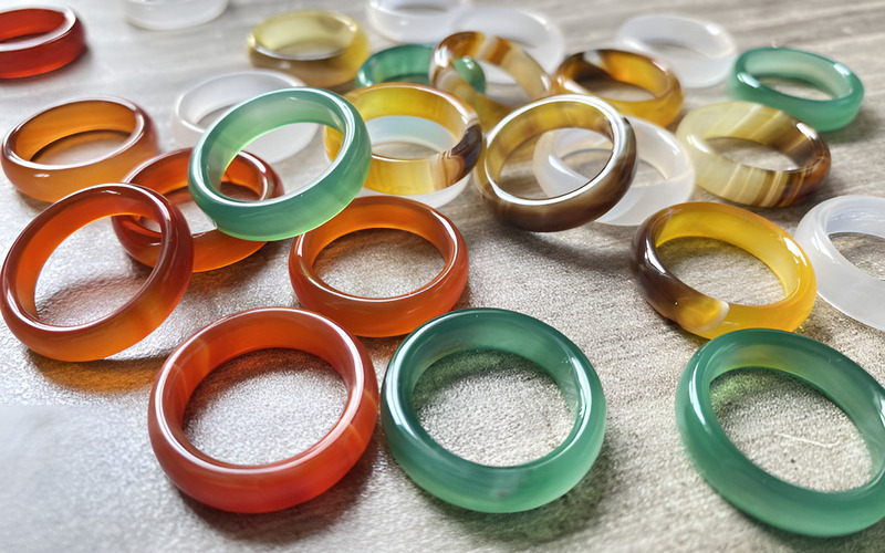 Nhẫn mã não chế tác từ đá mã não tự nhiên.