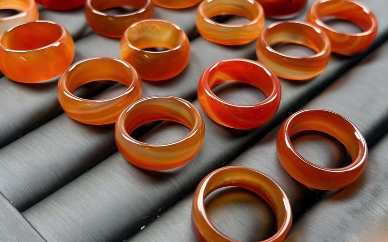 Nhẫn mã não đỏ phù hợp với người mệnh Hỏa và mệnh Thổ.