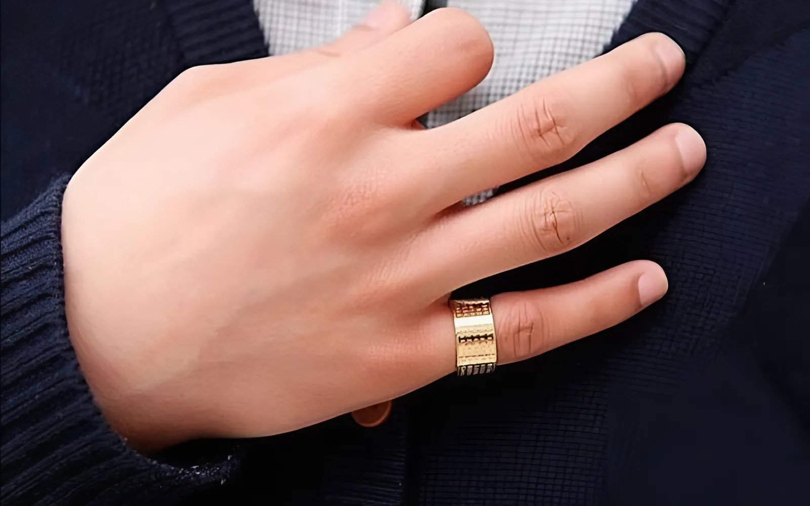 Nam giới đã kết hôn thường ưu tiên đeo nhẫn cưới ở tay trái.