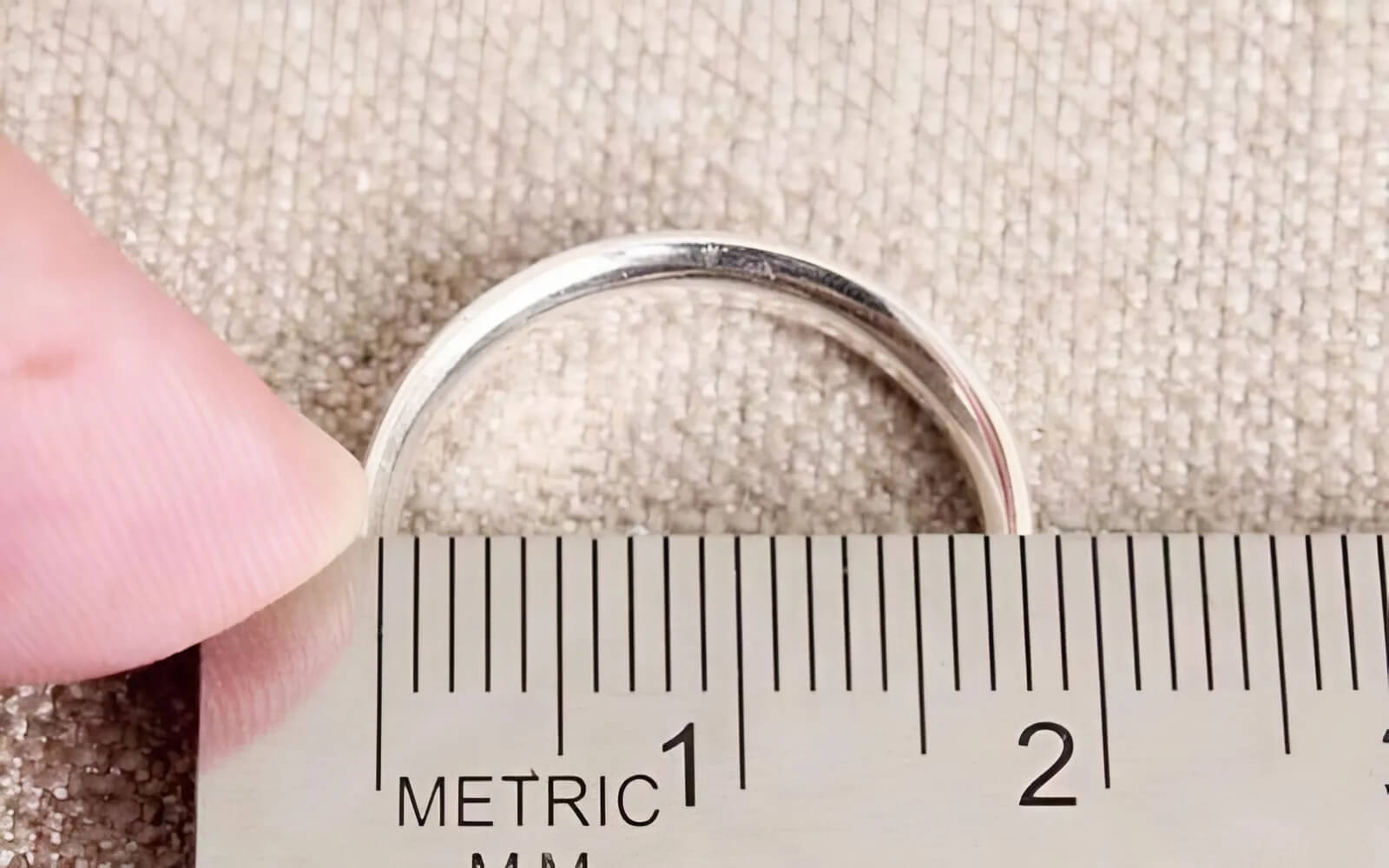 Đo đường kính nhẫn nam bằng thước: Đảm bảo độ chính xác.