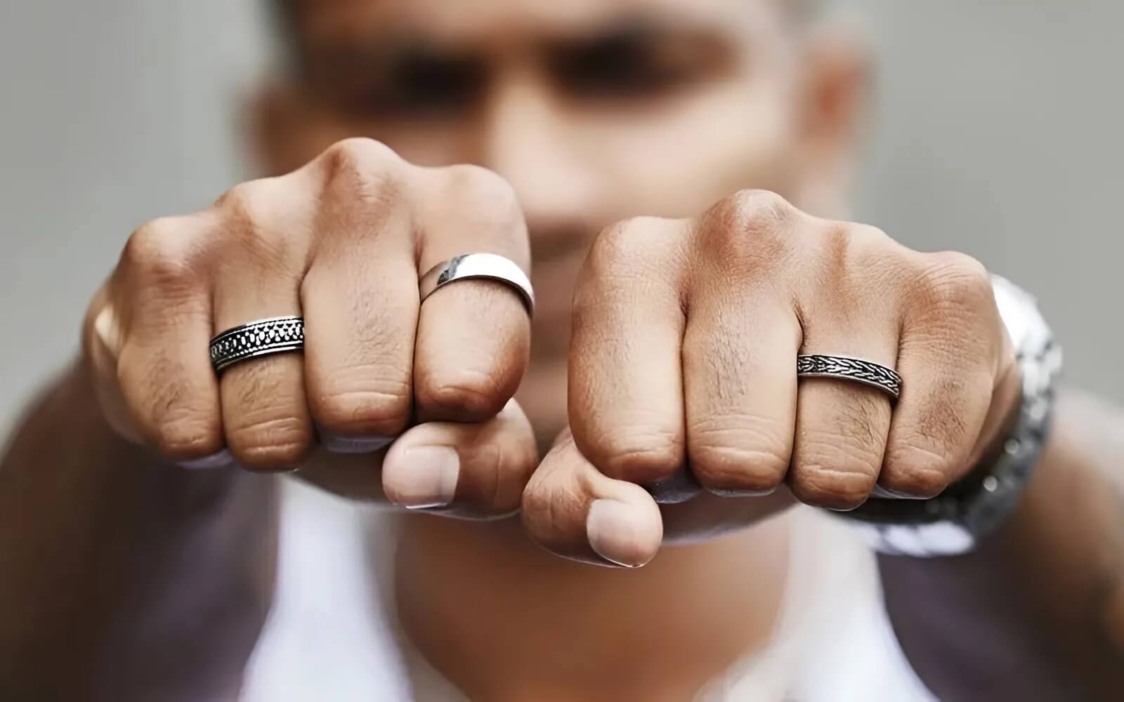 Chọn tay đeo nhẫn phù hợp với tình trạng hôn nhân và phong cách cá nhân.