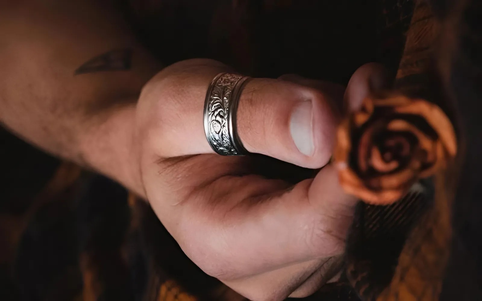 Nhẫn ngón cái thể hiện quyền lực, ý chí và sự tự tin mạnh mẽ.