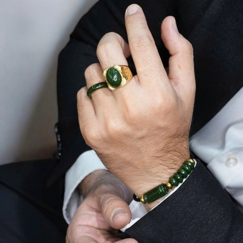 Mẫu nhẫn ngọc bích cho nam thường có bản lớn, mặt ngọc đơn giản
