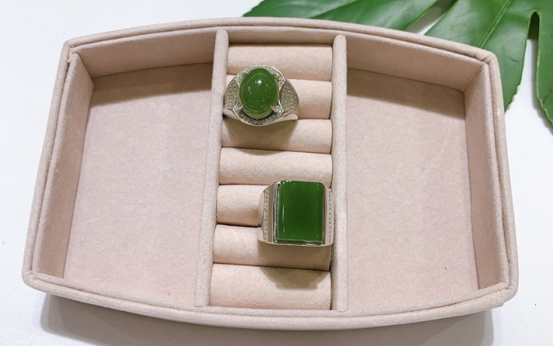 Bảo quản nhẫn ngọc bích tránh va đập mạnh.