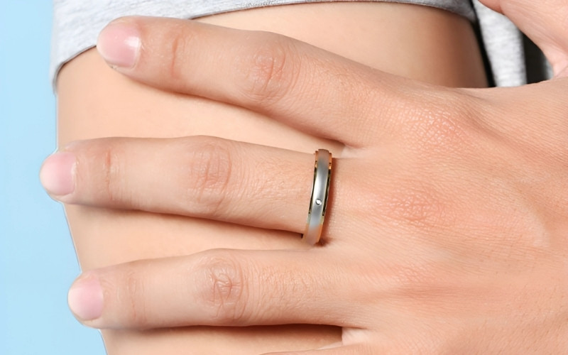 Ngón giữa nổi bật là ngón dài nhất và chiếm vị trí trung tâm trên bàn tay, tựa như một trục trung tâm vững chãi