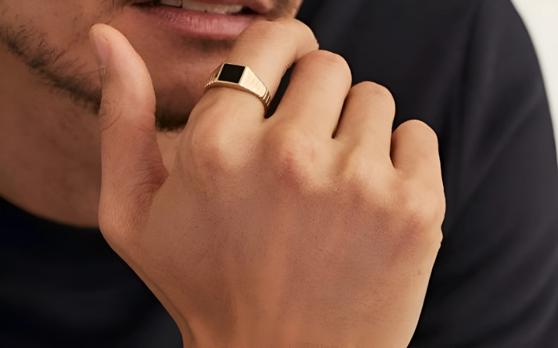 Một chiếc nhẫn ngón trỏ là món quà đầy ý nghĩa, gửi gắm lời chúc về sự tự tin và thành công