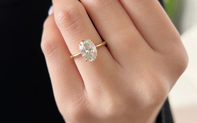 Vệ sinh đúng cách giúp chiếc nhẫn của bạn luôn giữ được vẻ đẹp lấp lánh.