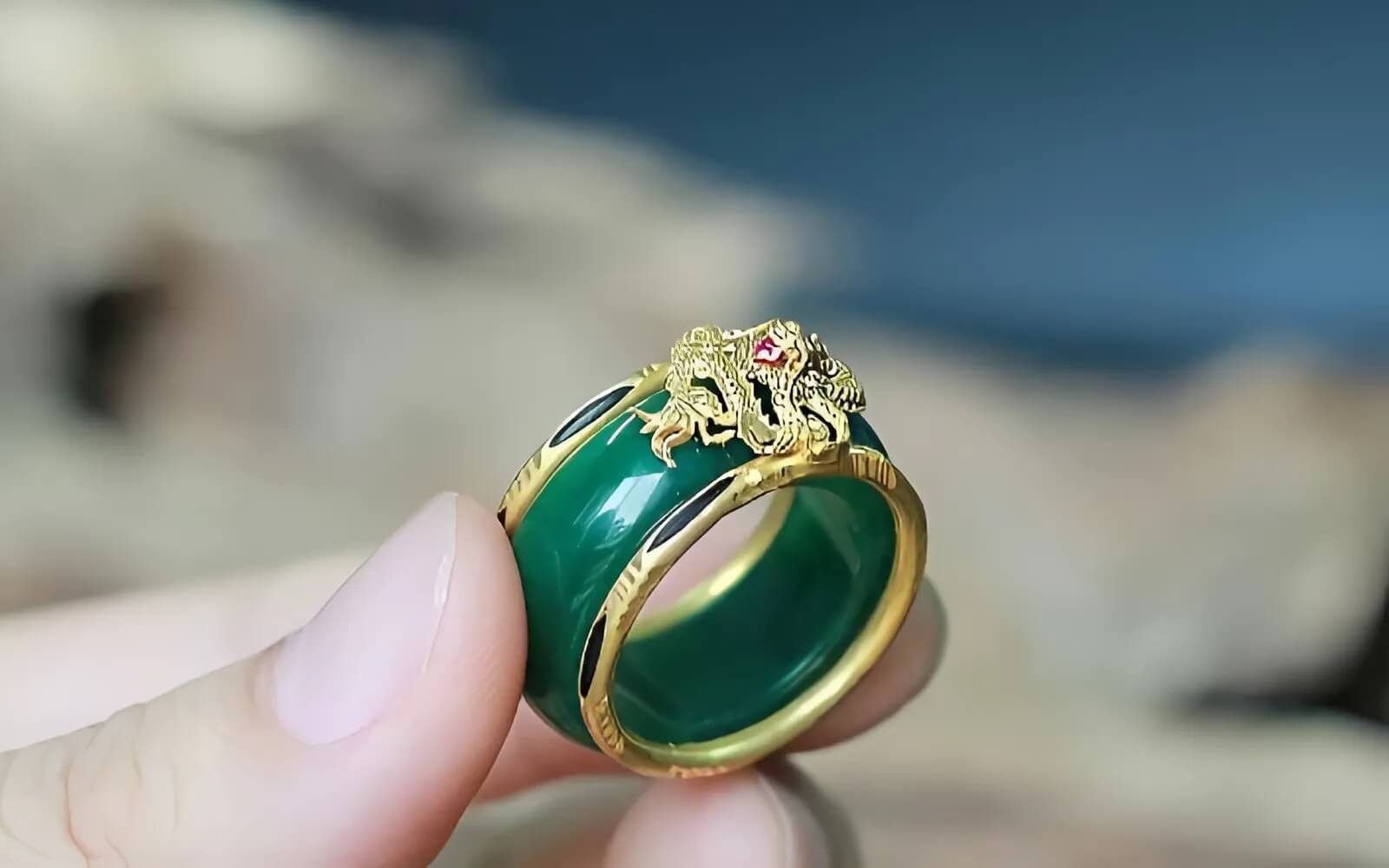 Nhẫn xỉn màu/đá mờ: Dấu hiệu năng lượng tích tụ.