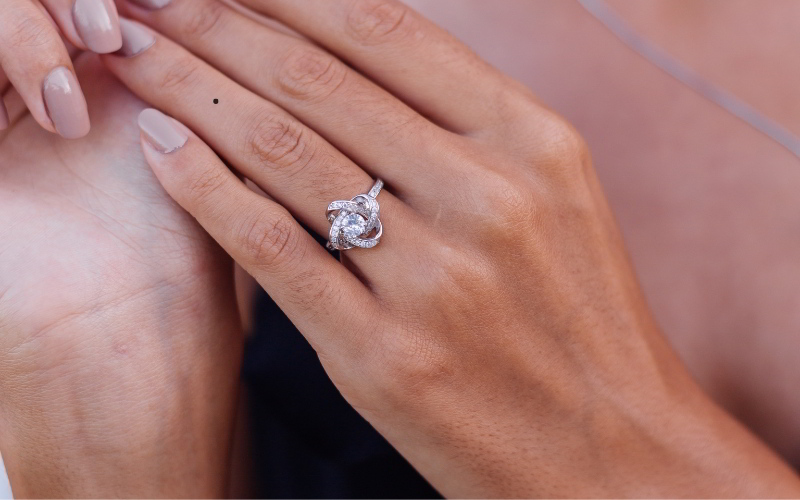 Bí ẩn nốt ruồi ngón tay qua vị trí, màu sắc.