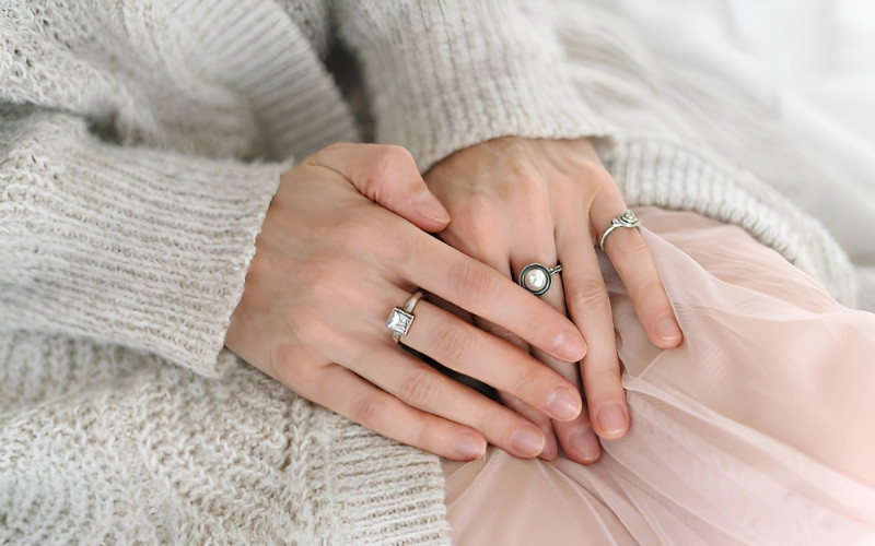 Chiếc nhẫn ở vị trí trung tâm này sẽ là điểm nhấn ấn tượng, thể hiện sự tự tin và phong cách riêng