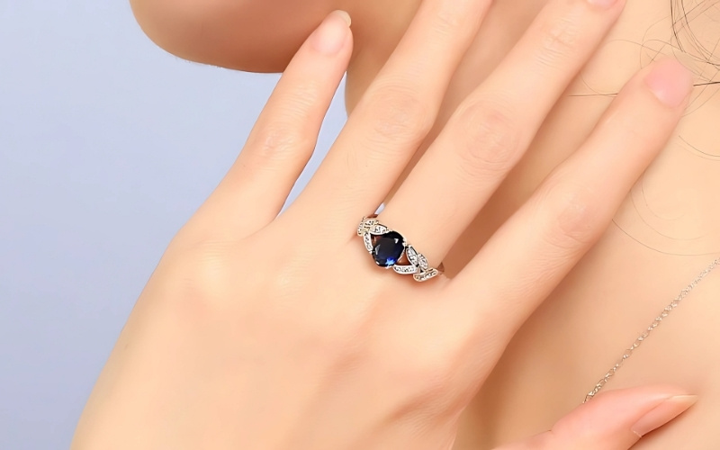 Tay trái lại thường gắn với cảm xúc, trực giác, sự hướng nội và các khía cạnh tình cảm cá nhân