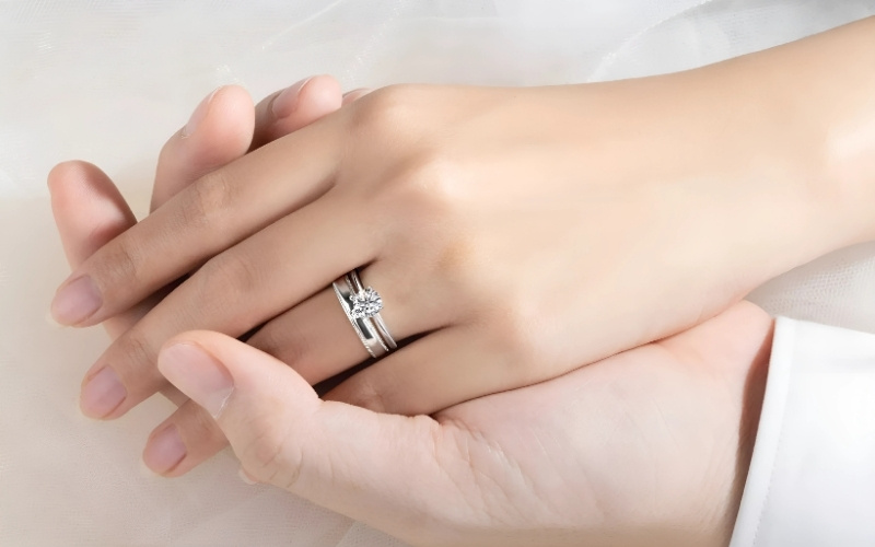 Tay trái: Thu hút, gìn giữ năng lượng yêu thương cho hôn nhân bền vững