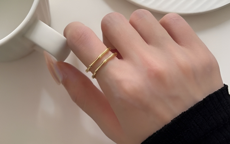 Đeo nhẫn ở ngón trỏ tay phải giúp tăng cường khả năng lãnh đạo, tạo uy tín