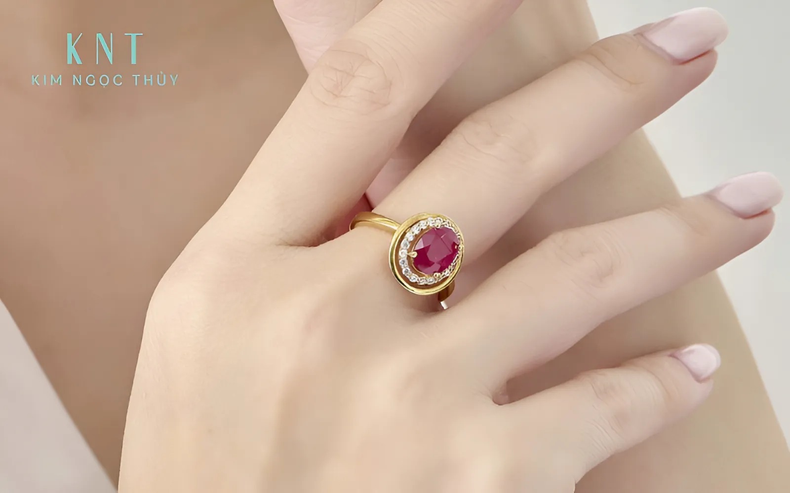 Nhẫn vàng mệnh Hỏa: Kết hợp đá tương sinh/hợp để cân bằng năng lượng.